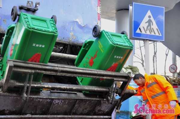 青岛环卫工人清扫垃圾车视频