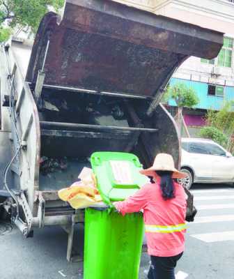广东环卫工人丢垃圾车_环卫工不准丢垃圾到垃圾车里