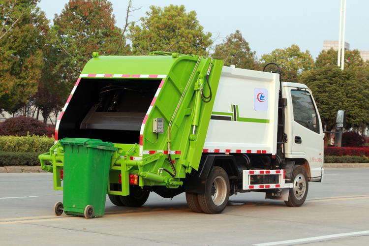  环卫垃圾车几点钟进社区「开环卫垃圾车上班时间」