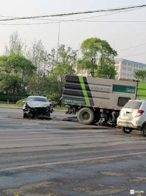 凯里环卫车垃圾车事故视频（贵州垃圾车）
